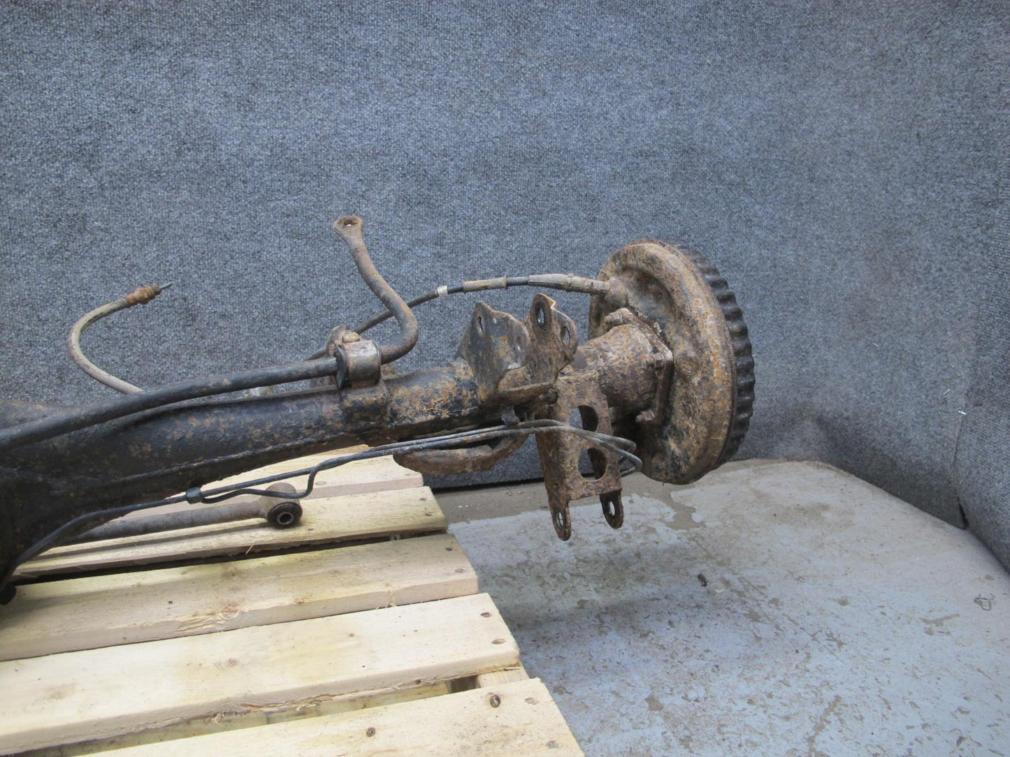 84-85 Mazda RX7 FB GS A/T Rear Axle Differential Carrier 3.9 Ratio w Drum Brakes