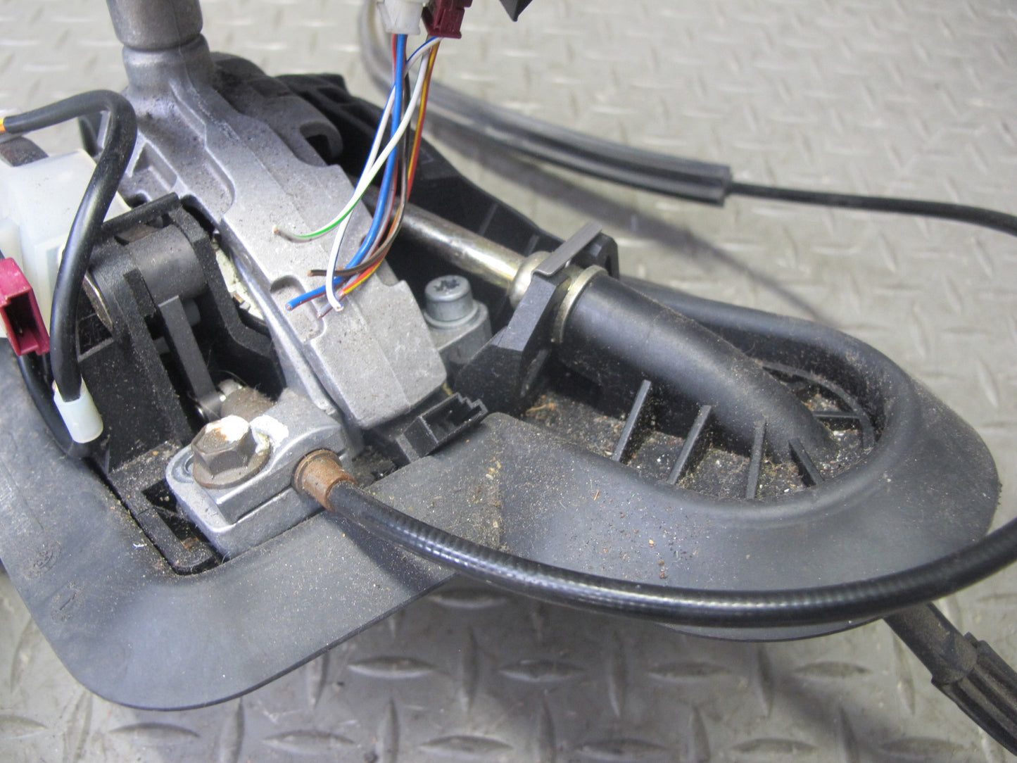 01-06 BMW E46 3-SERIES A/T Automatic Transmission Shifter w Cable 7515261 OEM