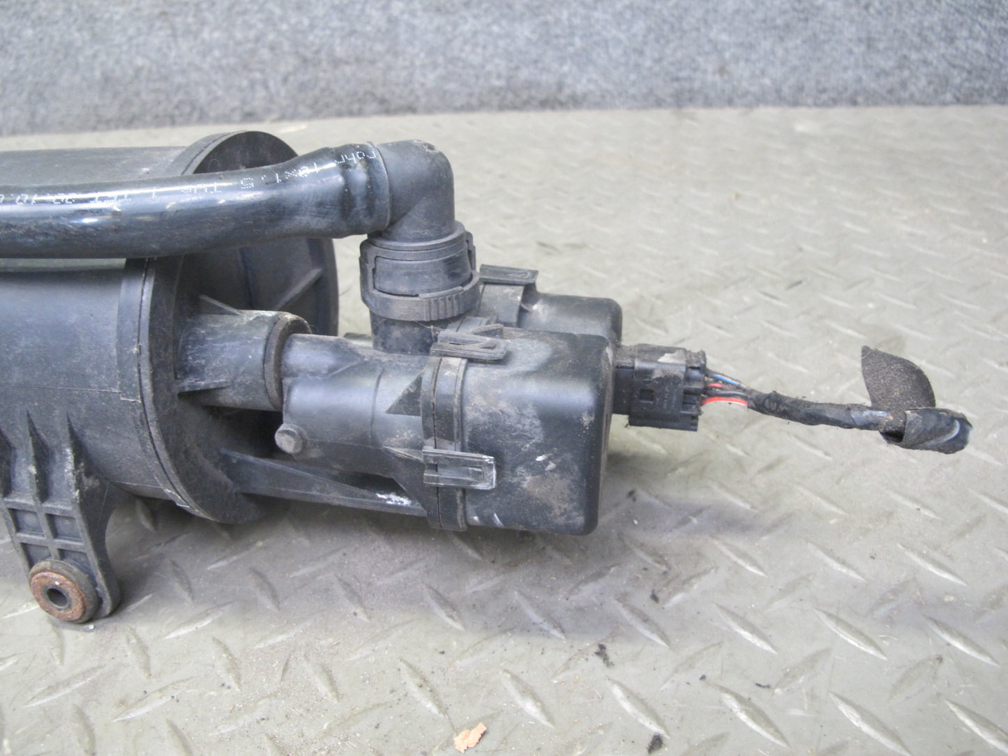 01-06 BMW E46 3-SERIES Fuel Evap Vapor Charcoal Canister 6752223 OEM