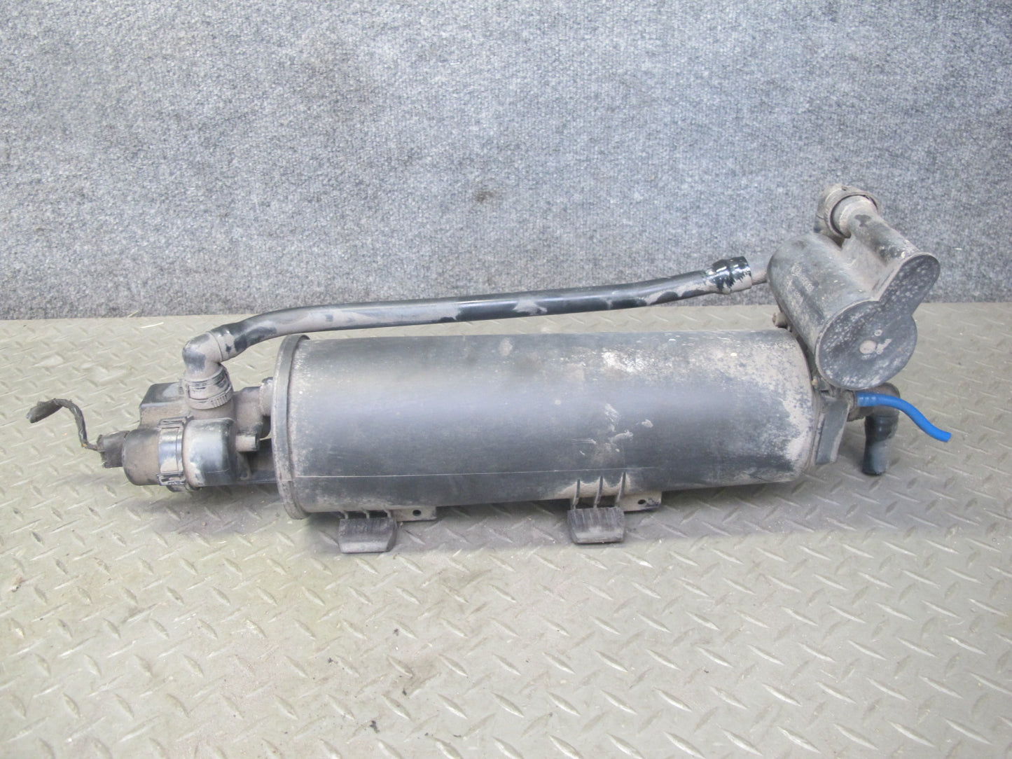 01-06 BMW E46 3-SERIES Fuel Evap Vapor Charcoal Canister 6752223 OEM