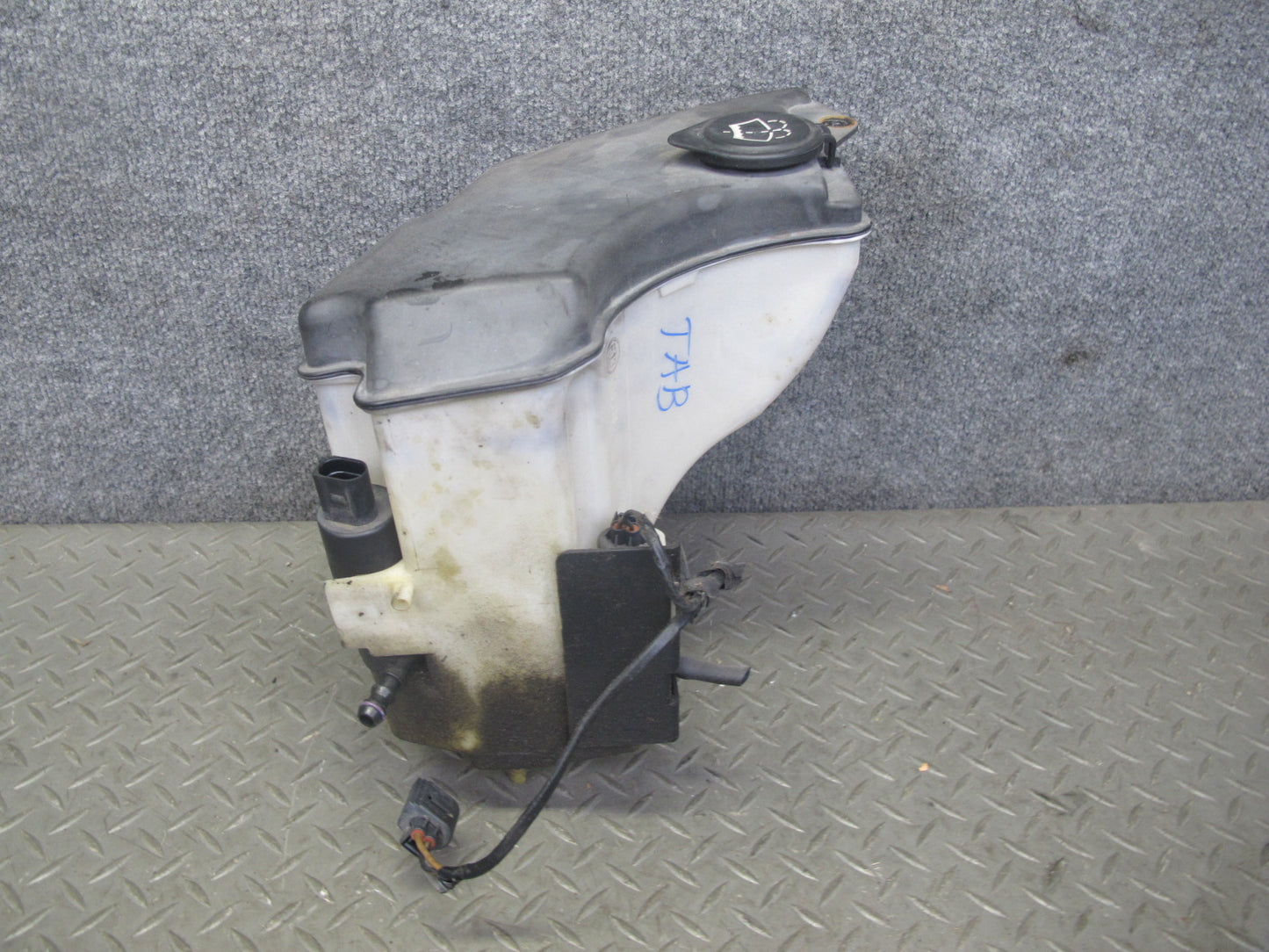 01-06 BMW E46 3-SERIES Windshield Washer Fluid Reservoir Tank w Pump 7008057 OEM