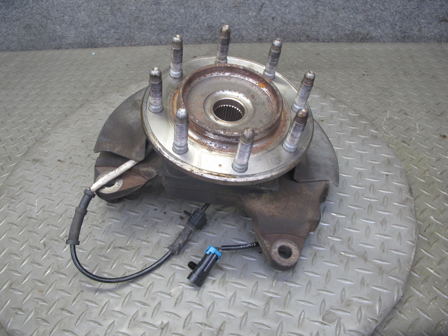 2003-2007 Hummer H2 Front Right Passenger Side Spindle Knuckle Wheel Hub