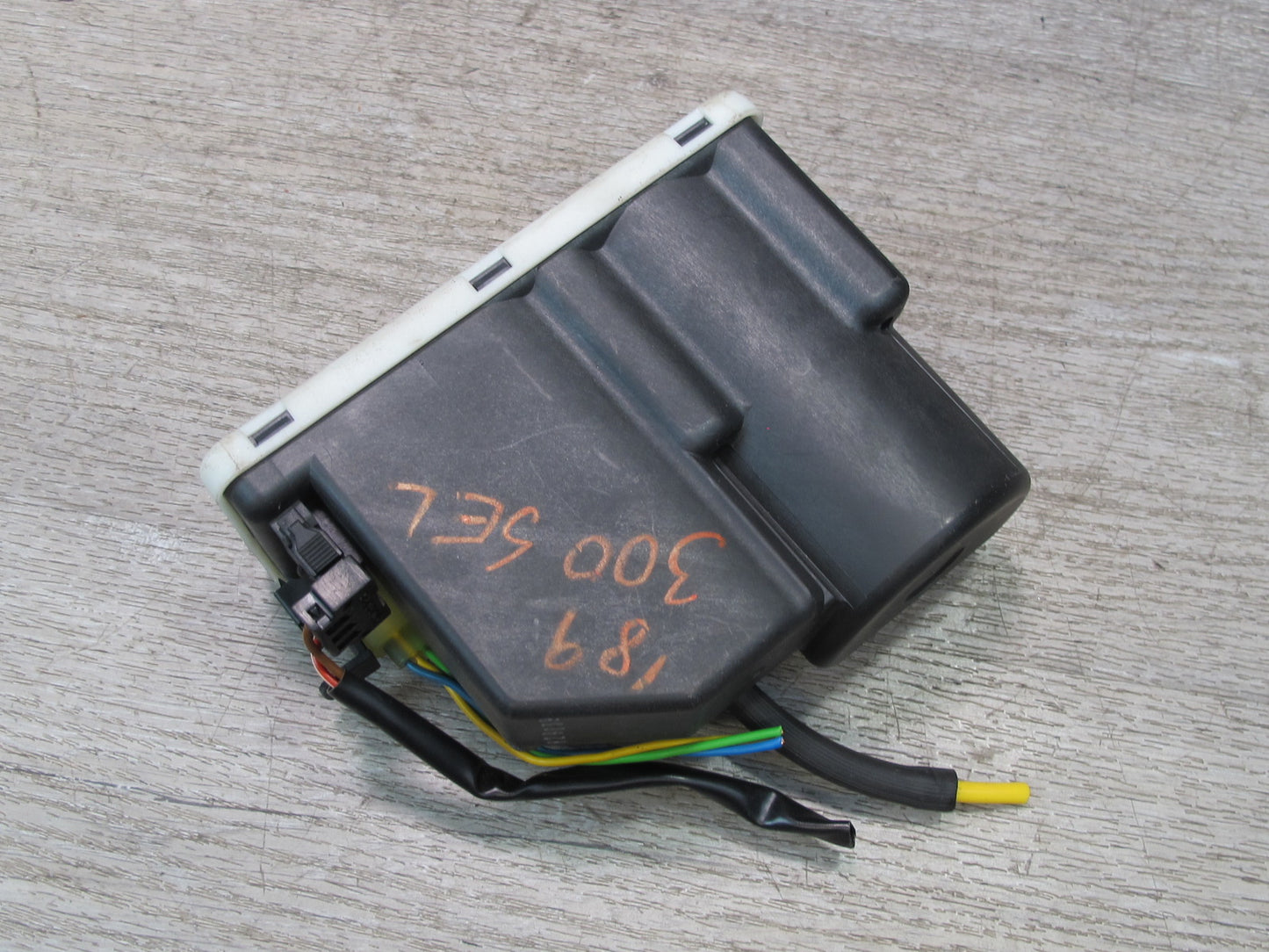 86-91 Mercedes W126 S-class Sedan Door Locking Vacuum Power Pump w Foam OEM