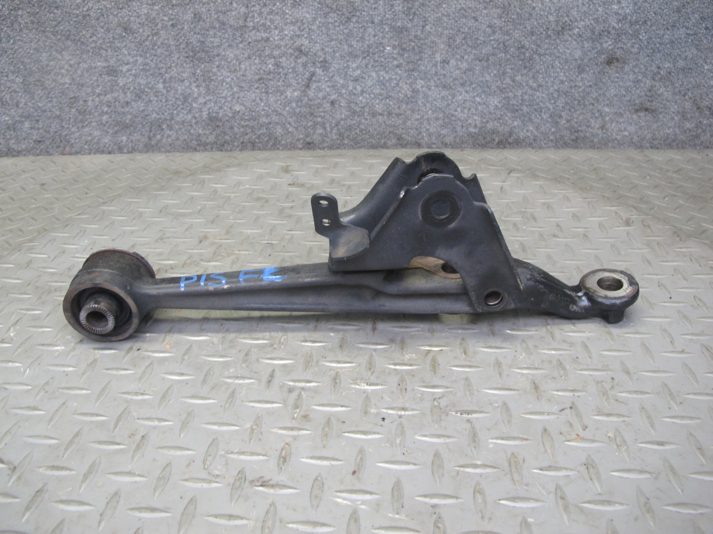 01-05 Lexus JCE10L IS300 Set of 2 Front Left Suspension Lower Control Arm OEM