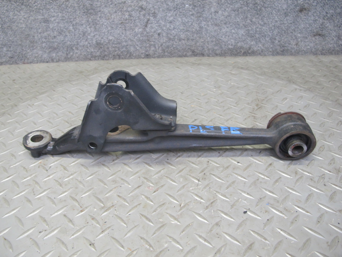 01-05 Lexus JCE10L IS300 Set of 2 Front Right Suspension Lower Control Arm OEM