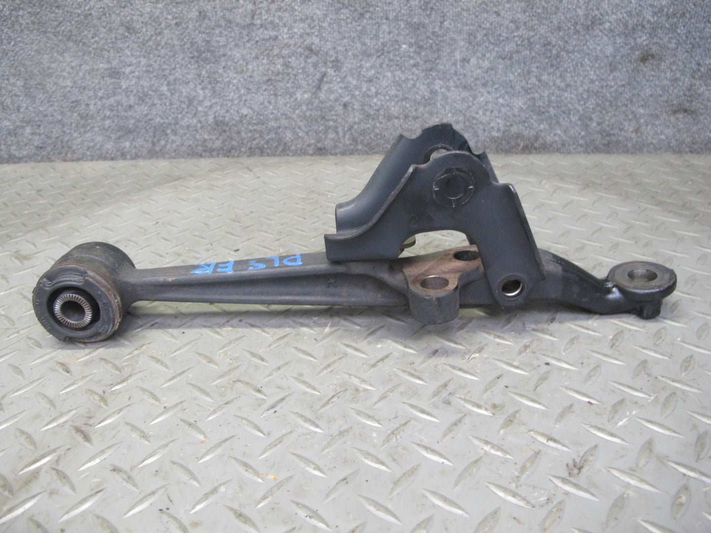01-05 Lexus JCE10L IS300 Set of 2 Front Right Suspension Lower Control Arm OEM