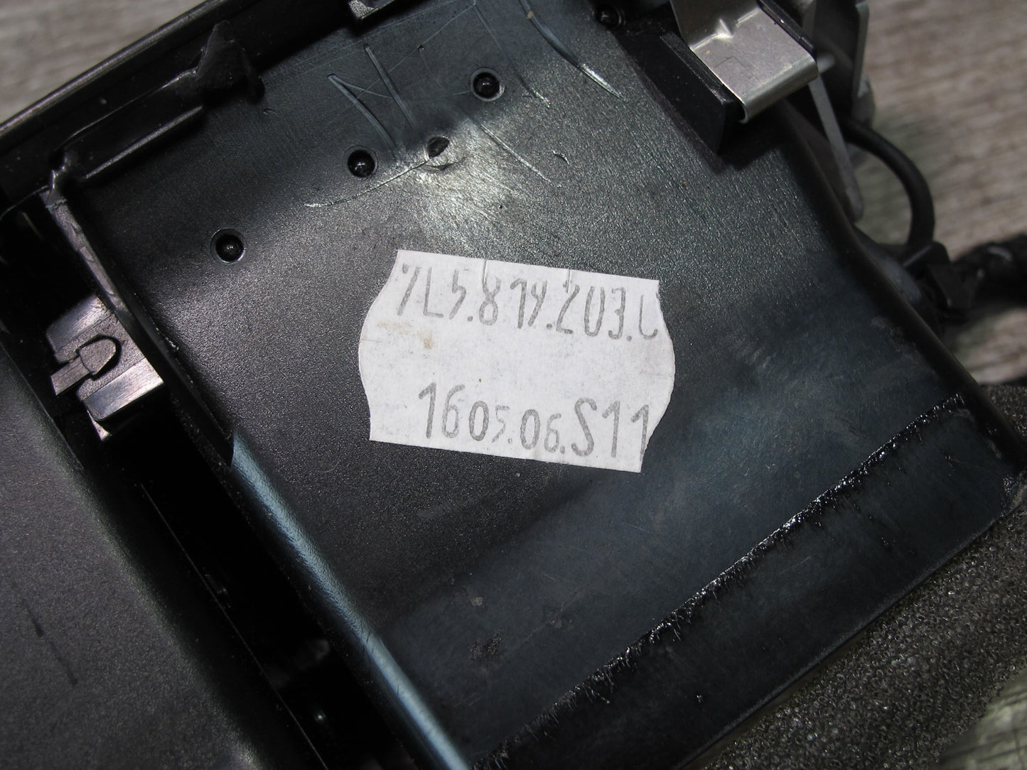 2003-2010 Porsche Cayenne 957 Rear Center Console A/C Air Vent 7L5819203C