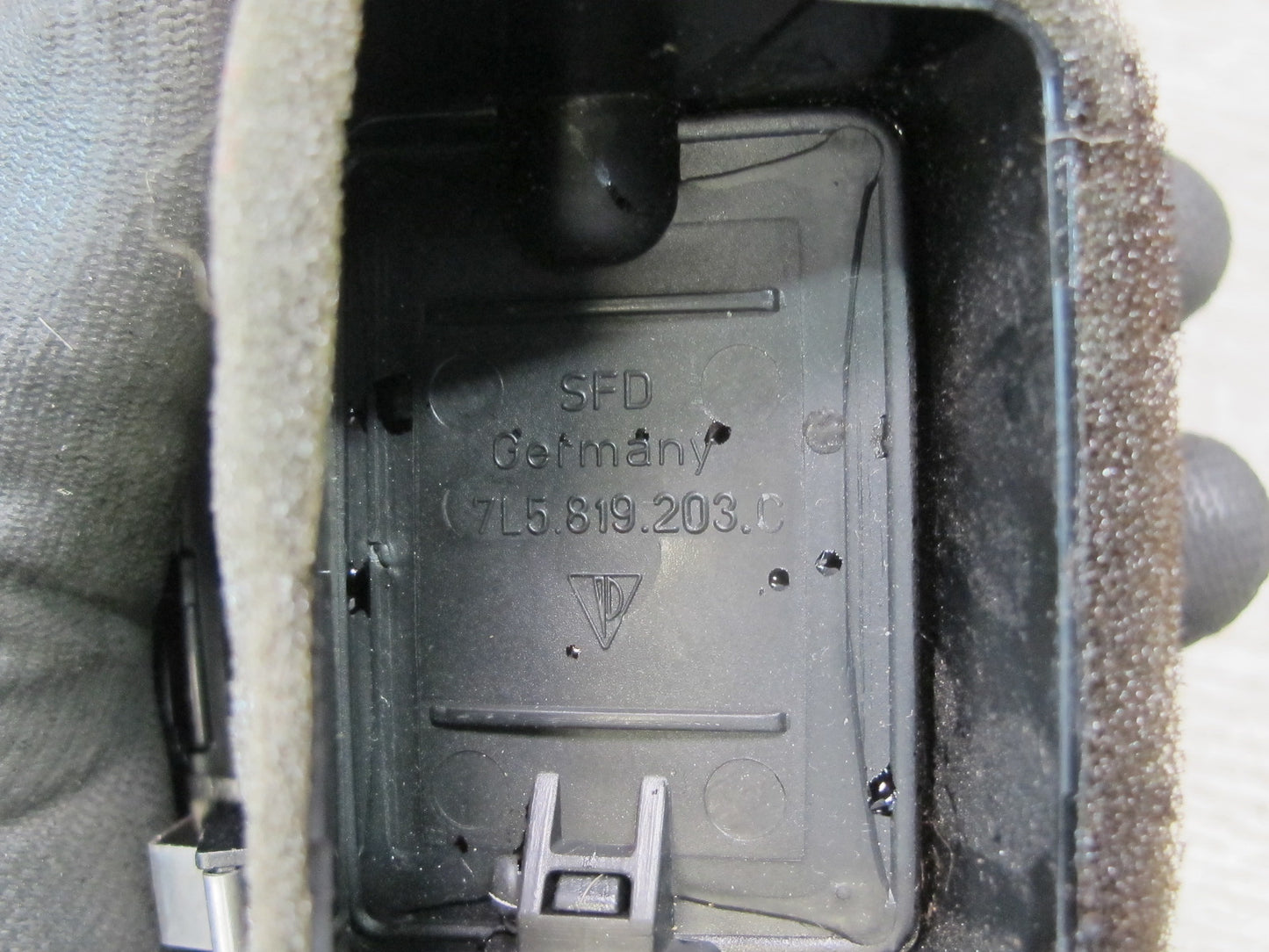 2003-2010 Porsche Cayenne 957 Rear Center Console A/C Air Vent 7L5819203C