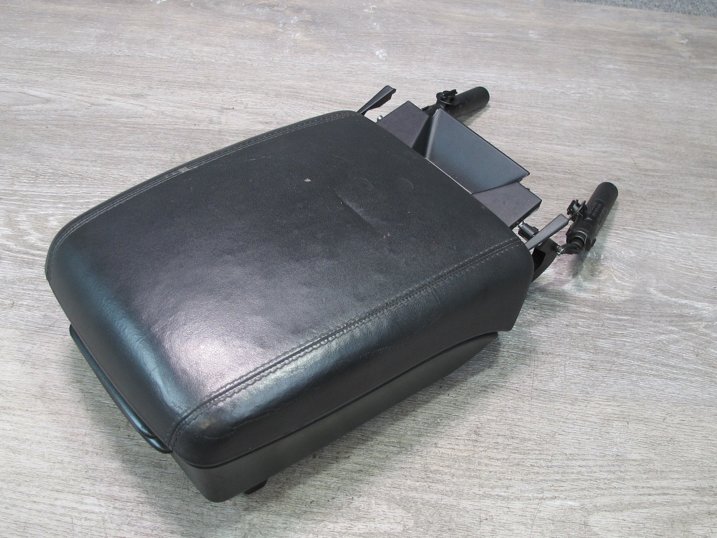 2003-2010 Porsche Cayenne 955 Center Console Leather Armrest Lid w Shocks