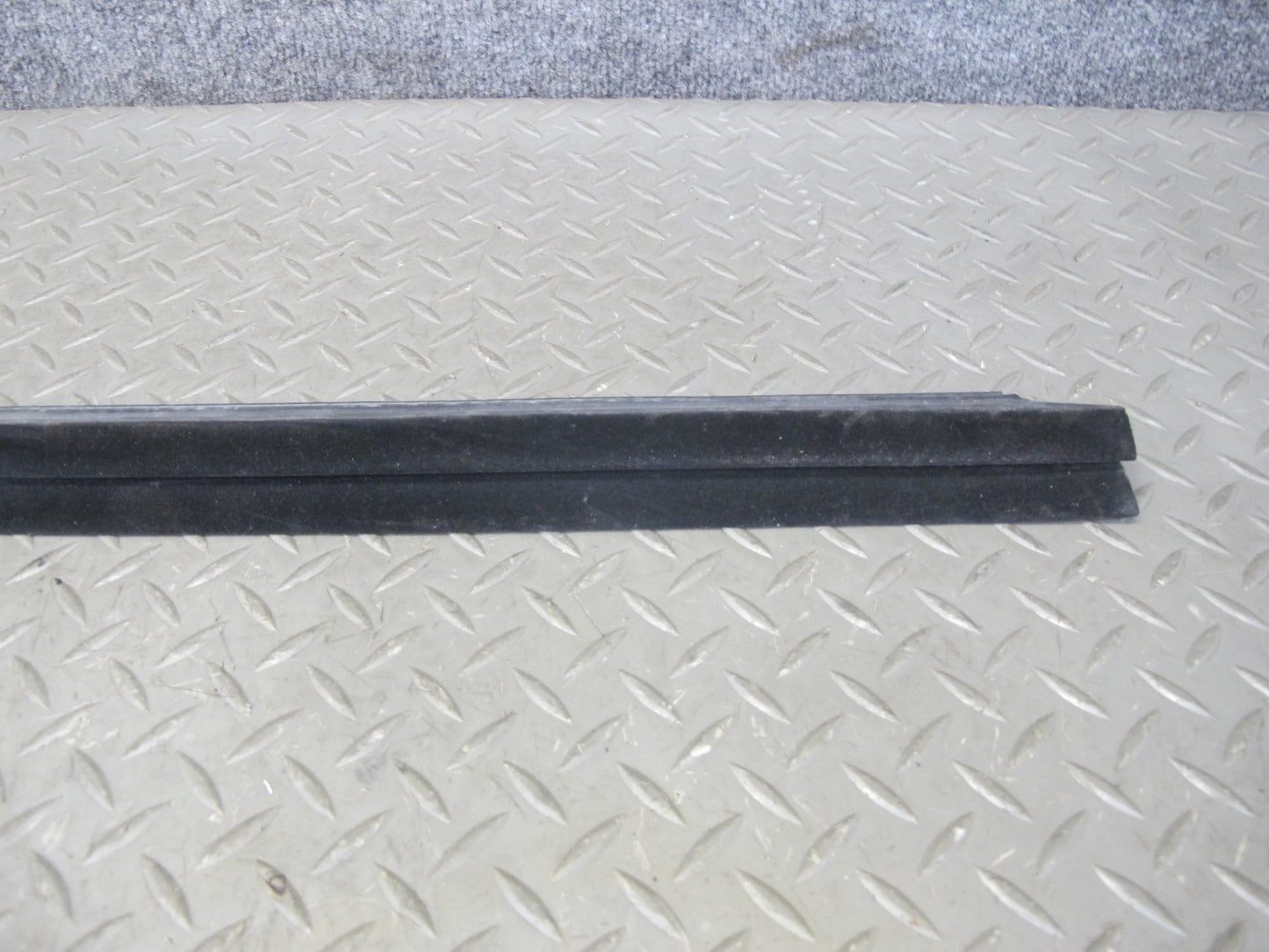 2003-2009 Hummer H2 Front Right Window Outer Inner Weatherstrip Rubber Seal Set