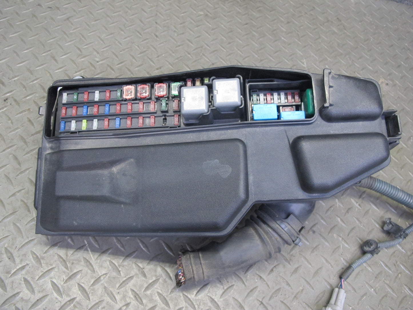 08-16 Lexus LS600h 2UR-FSE Engine Bay Junction Fuse Relay Box Module OEM