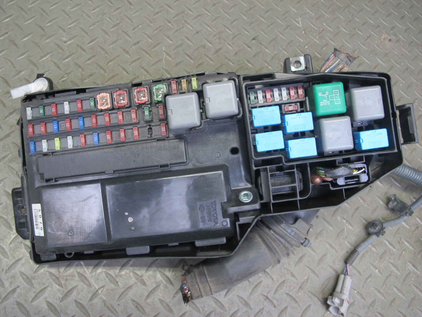 08-16 Lexus LS600h 2UR-FSE Engine Bay Junction Fuse Relay Box Module OEM