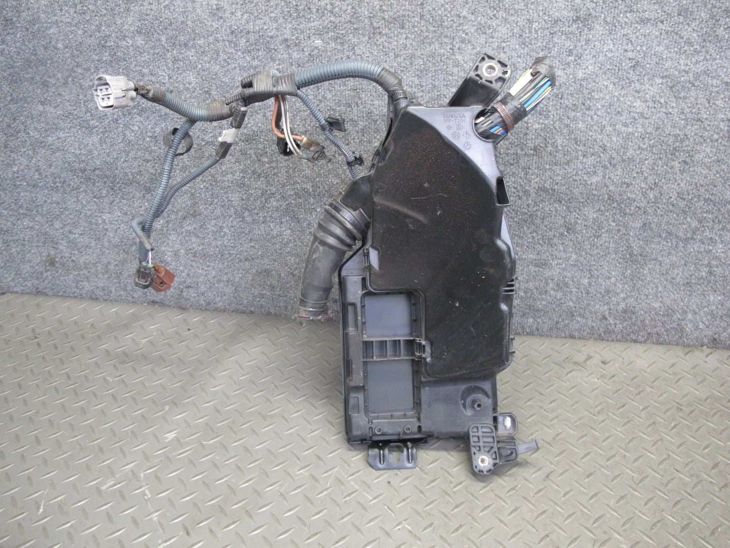 08-16 Lexus LS600h 2UR-FSE Engine Bay Junction Fuse Relay Box Module OEM