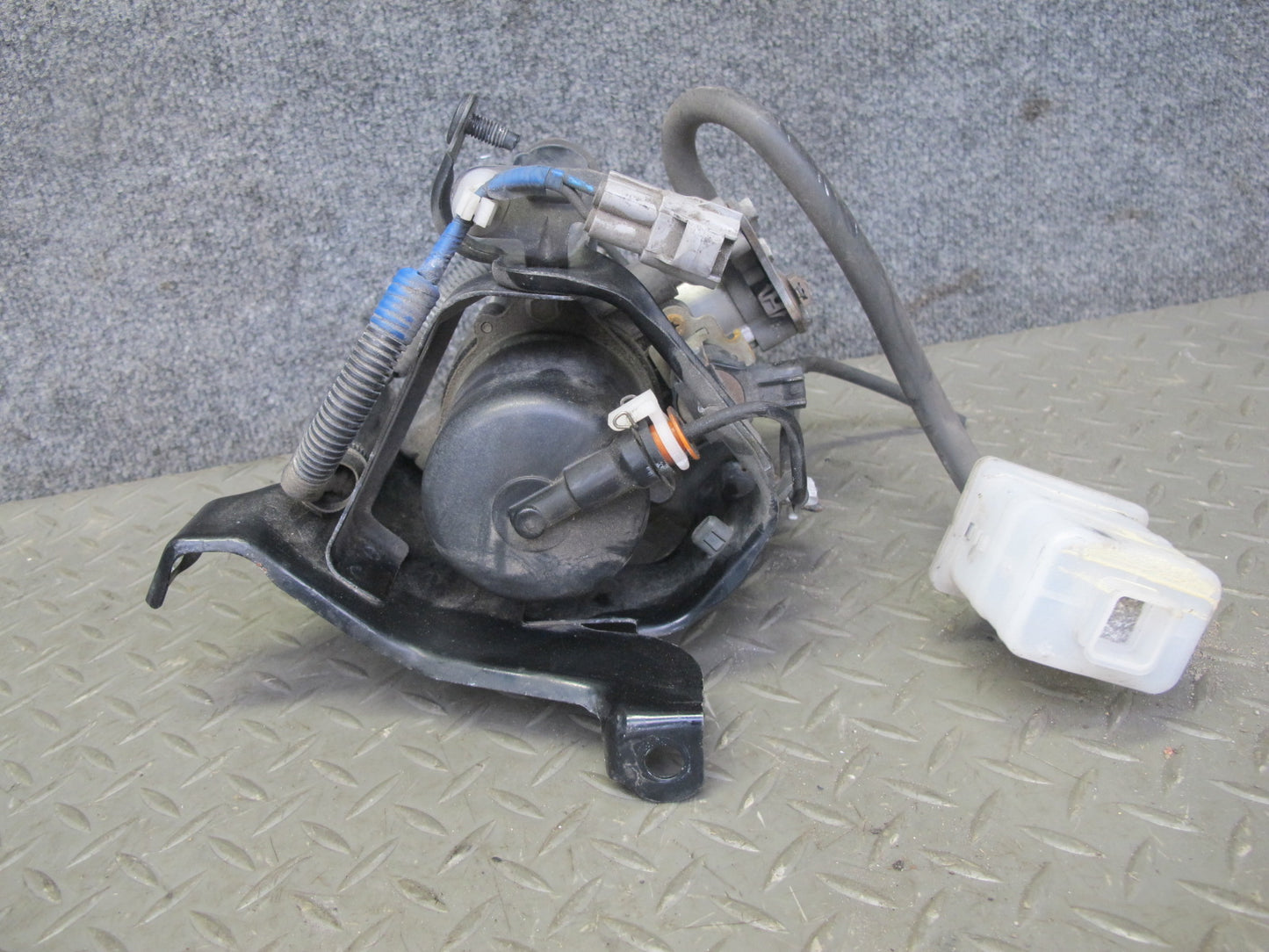07-17 Lexus LS600h LS460 Air Ride Suspension Compressor Pump w Bracket OEM