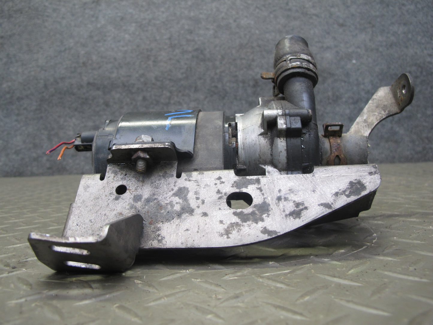 07-11 Mercedes ML63 AMG Auxiliary AUX Circulation Water Pump w Bracket Mount OEM