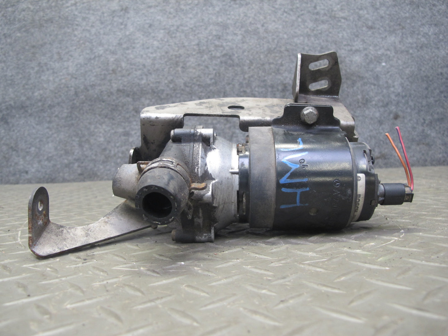 07-11 Mercedes ML63 AMG Auxiliary AUX Circulation Water Pump w Bracket Mount OEM