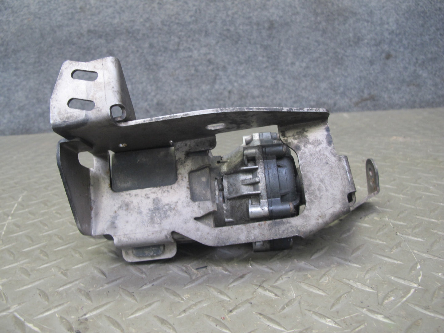07-11 Mercedes ML63 AMG Auxiliary AUX Circulation Water Pump w Bracket Mount OEM