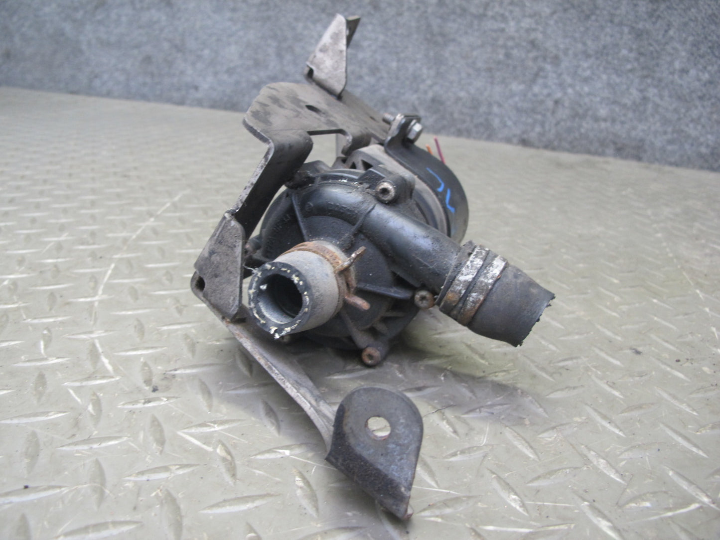 07-11 Mercedes ML63 AMG Auxiliary AUX Circulation Water Pump w Bracket Mount OEM