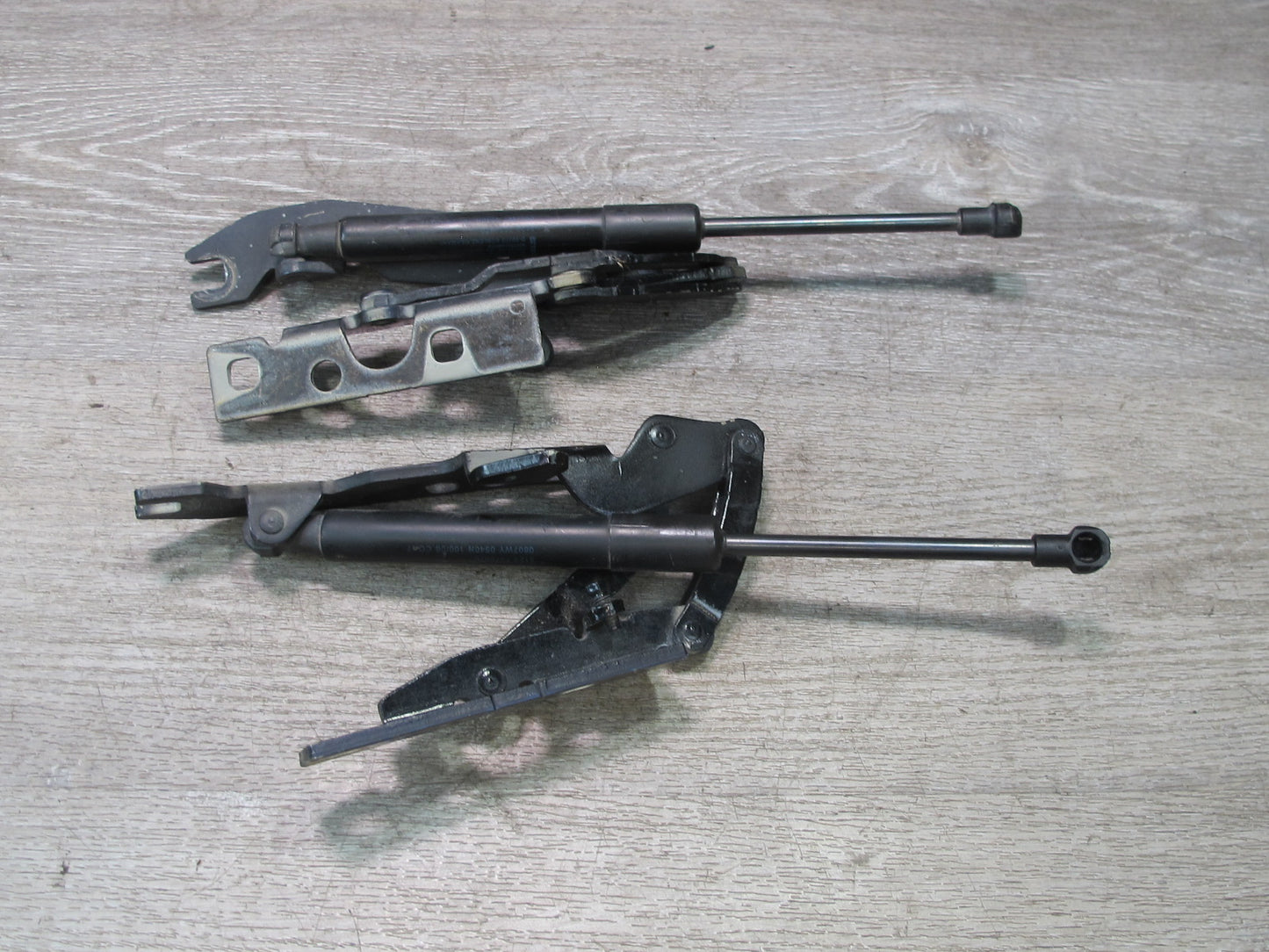 2006-2010 BMW E63 E64 Front Left & Right Hood Hinge w Shock Support Set