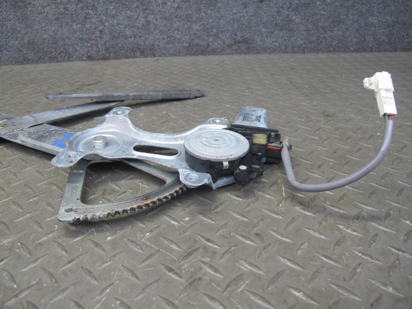 01-05 Lexus JCE10L IS300 Front Right Door Window Regulator w Motor OEM