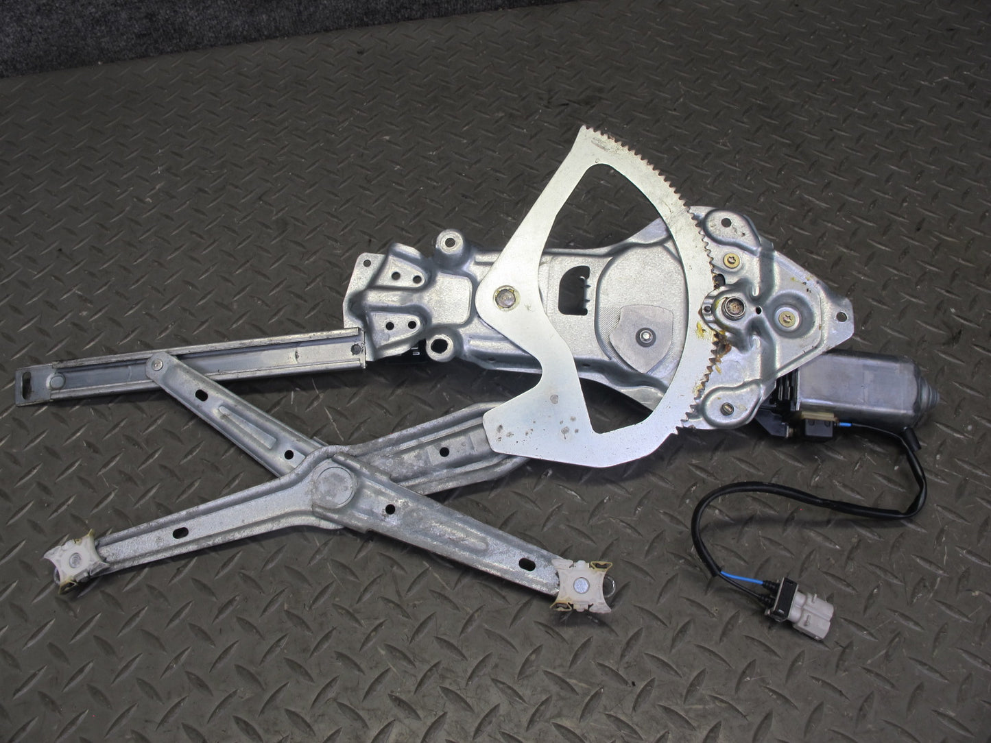 89-95 BMW E34 5-SERIES Front Right Passenger Door Window Regulator w Motor OEM