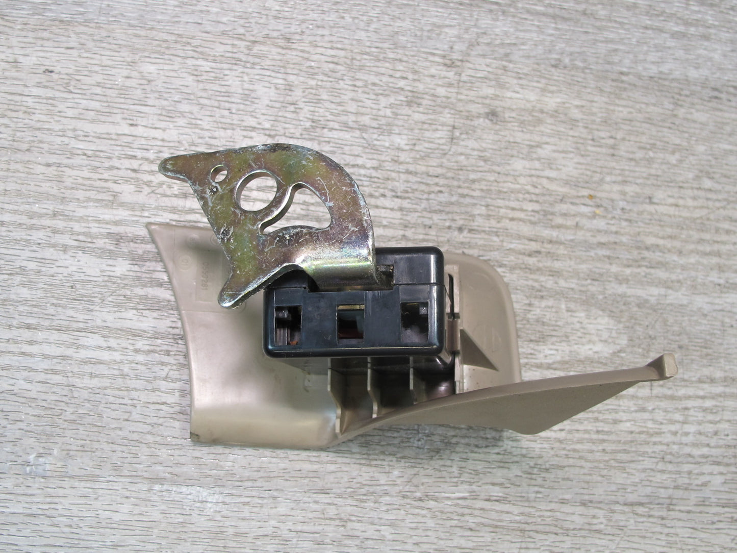 89-95 BMW E34 5-SERIES REAR LEFT & RIGHT SIDE SEATBELT BUCKLE RECEIVER SET OEM