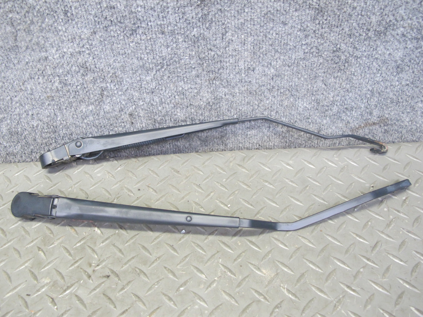 2003-2009 Hummer H2 Front Windshield Left & Right Wiper Arm Set of 2