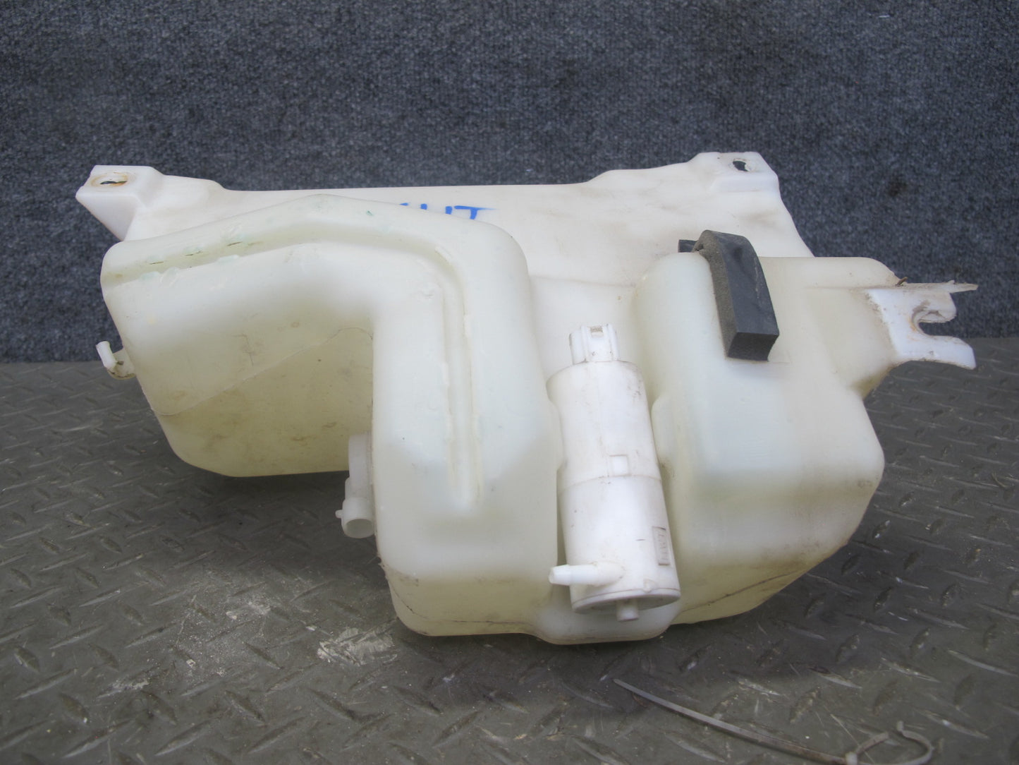 2003-2007 Hummer H2 Front Windshield Wiper Washer Reservoir Tank Bottle
