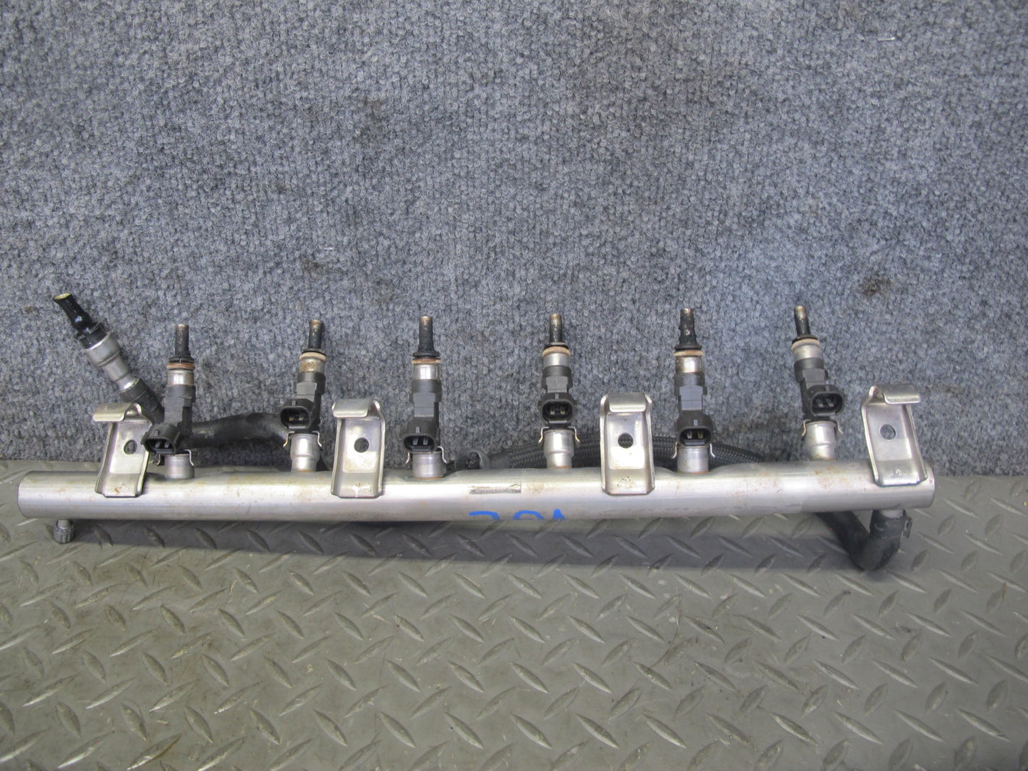 2008 VW Golf R32 MK5 VR6 3.2L Cbra Fuel Injection Rail Tube w Injectors OEM