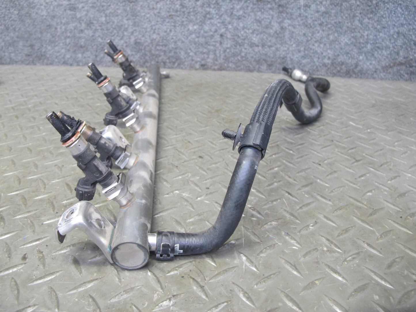 2008 VW Golf R32 MK5 VR6 3.2L Cbra Fuel Injection Rail Tube w Injectors OEM
