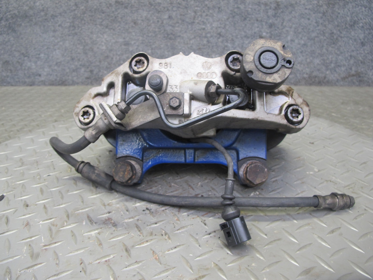 2008 VW Golf MK5 R32 VR6 AWD Set of 2 Front Left & Right Brake Caliper OEM