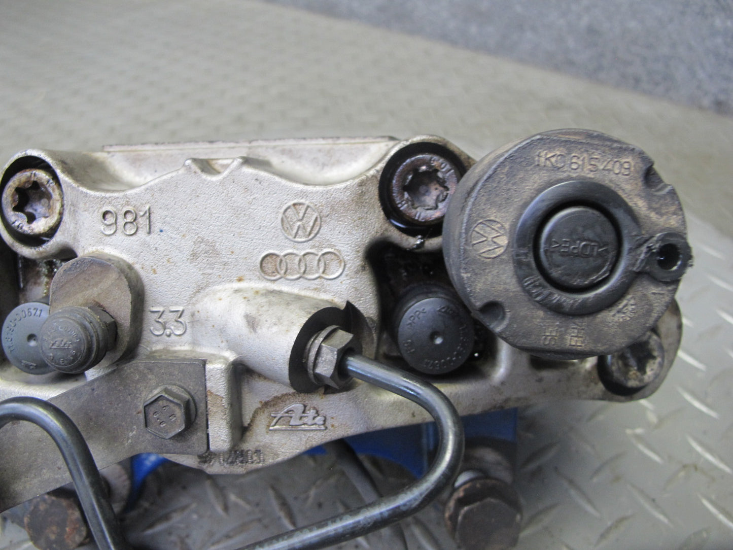 2008 VW Golf MK5 R32 VR6 AWD Set of 2 Front Left & Right Brake Caliper OEM