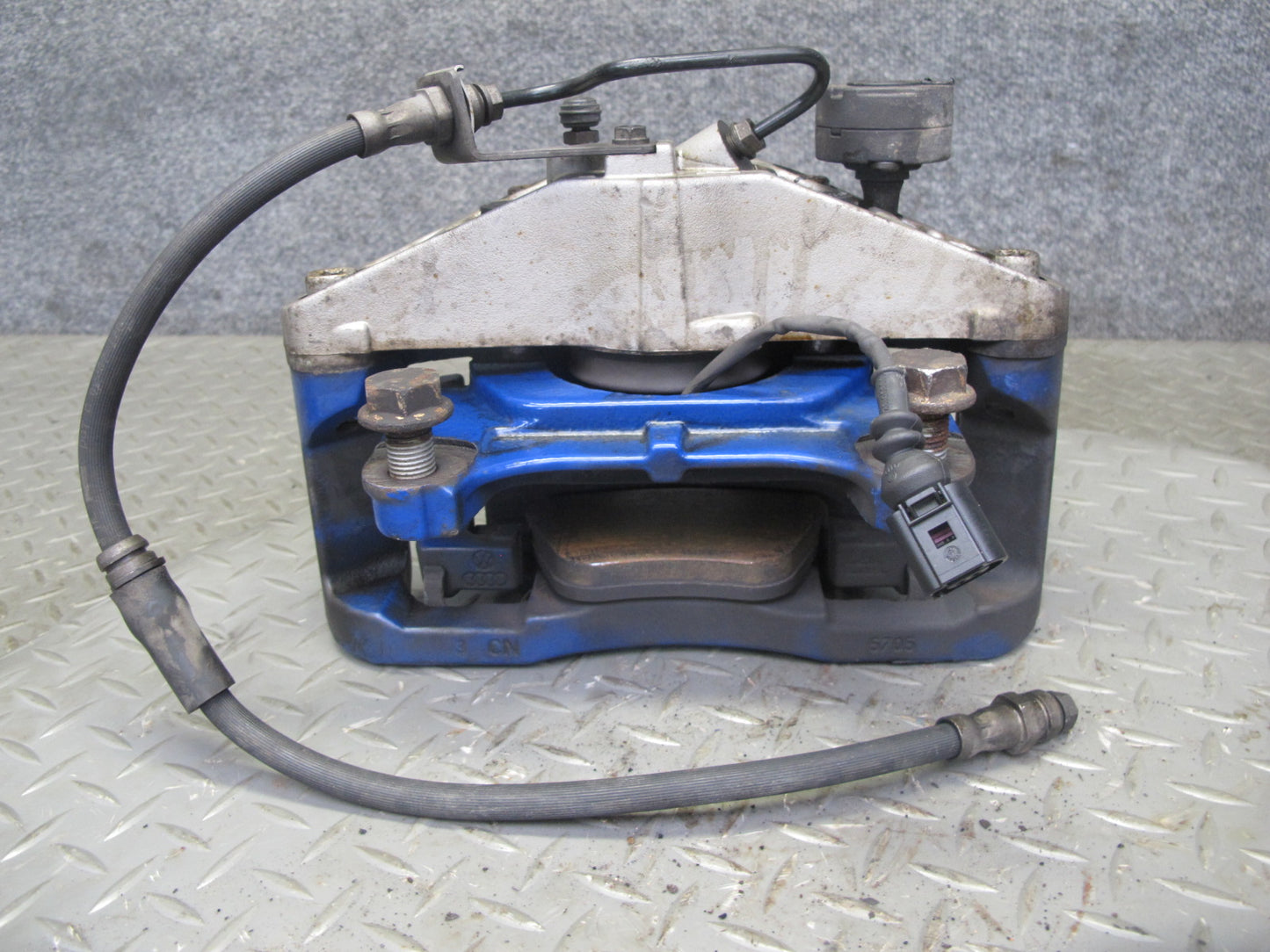 2008 VW Golf MK5 R32 VR6 AWD Set of 2 Front Left & Right Brake Caliper OEM