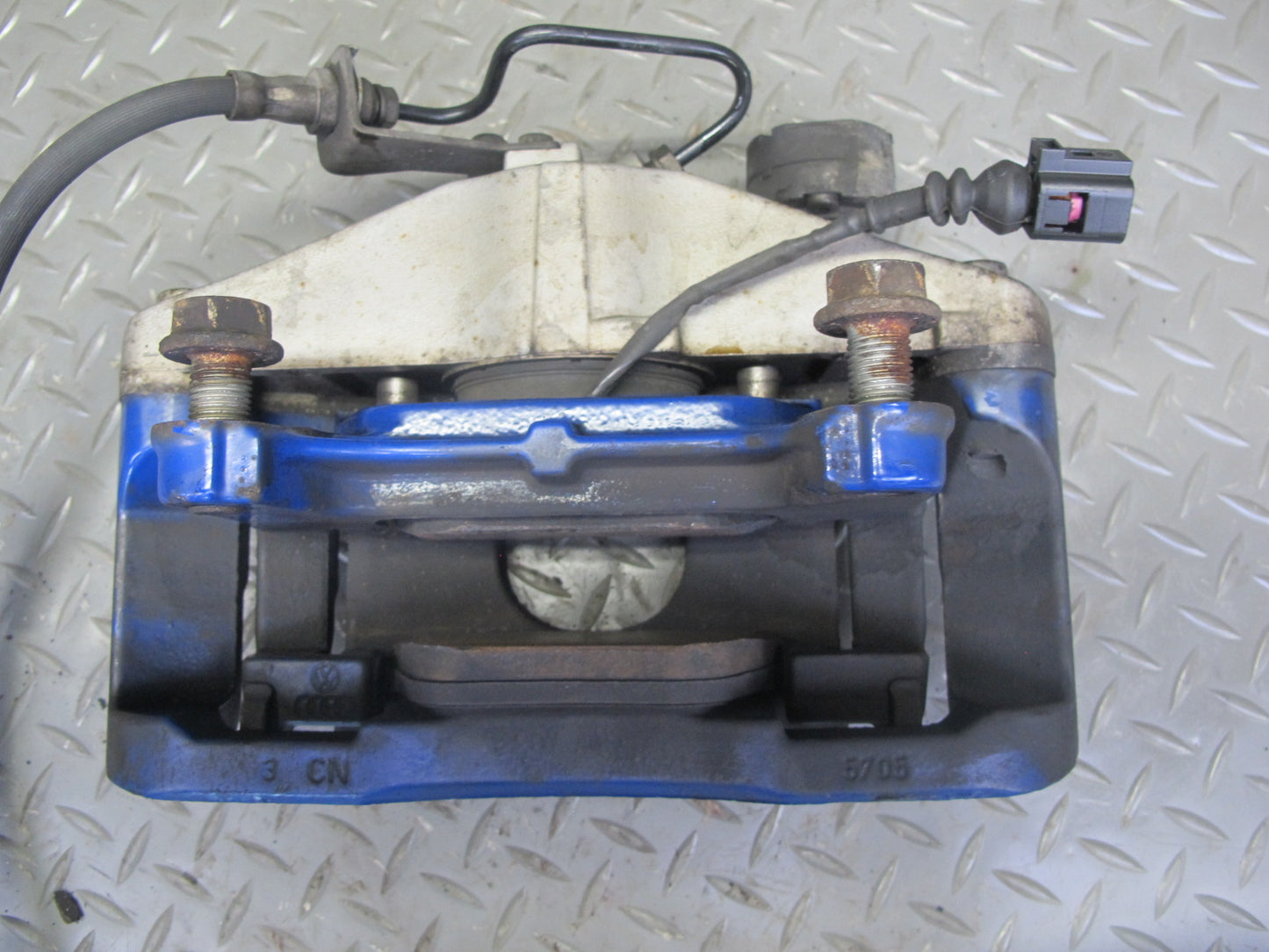 2008 VW Golf MK5 R32 VR6 AWD Set of 2 Front Left & Right Brake Caliper OEM