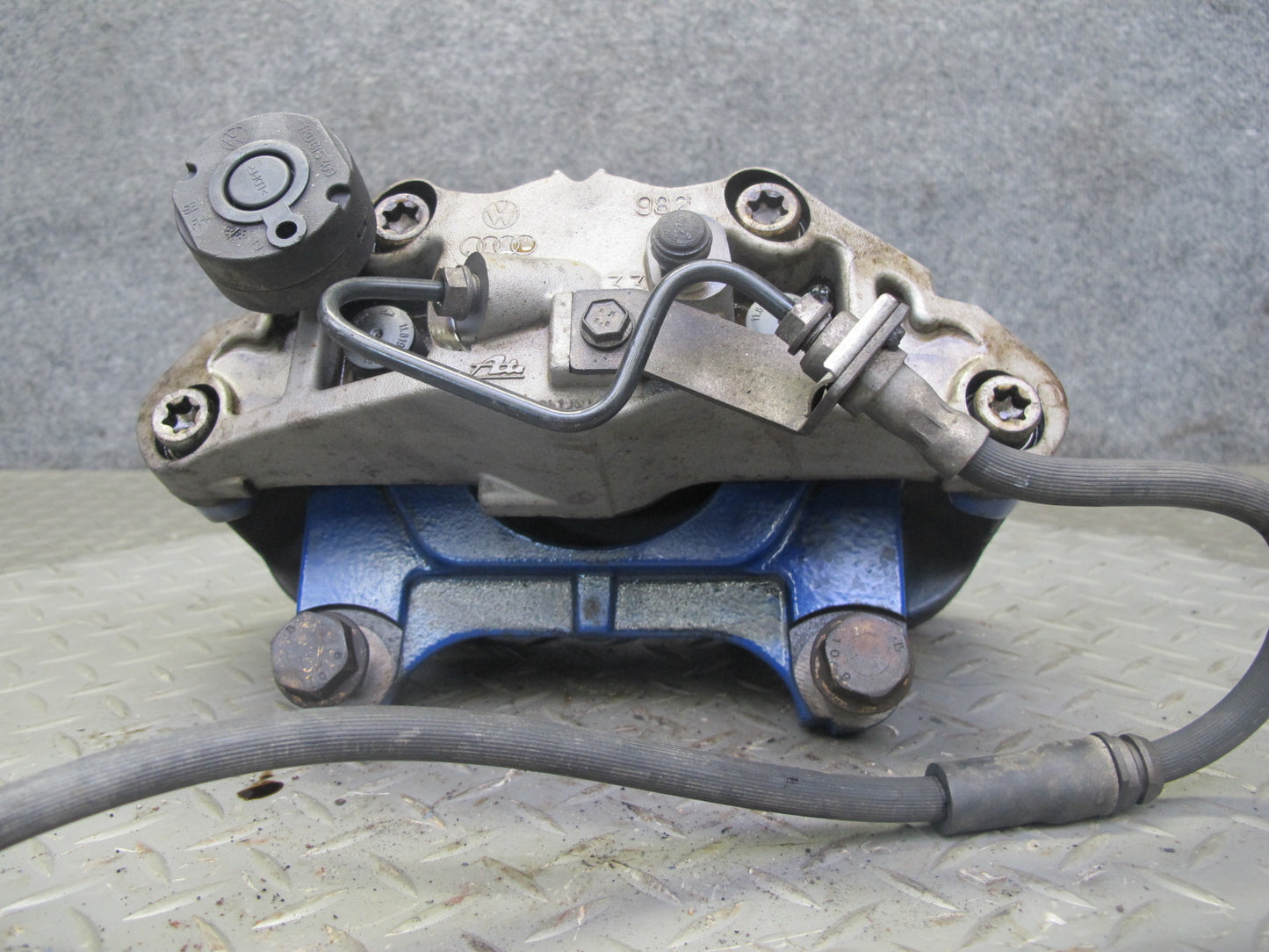 2008 VW Golf MK5 R32 VR6 AWD Set of 2 Front Left & Right Brake Caliper OEM
