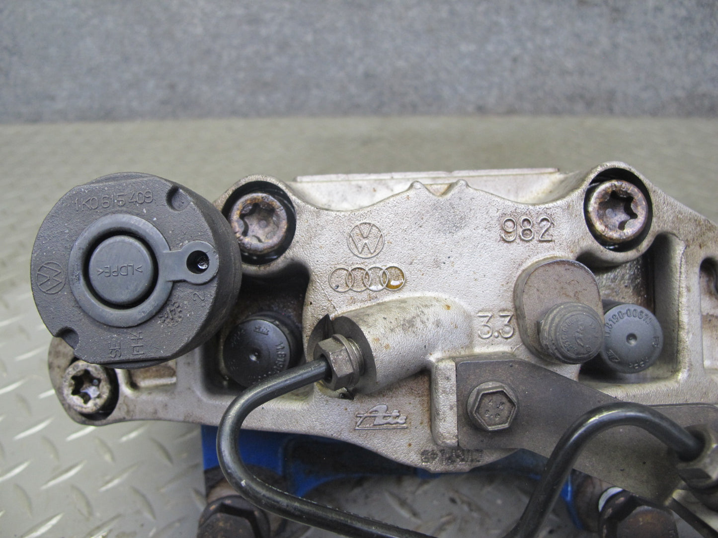 2008 VW Golf MK5 R32 VR6 AWD Set of 2 Front Left & Right Brake Caliper OEM