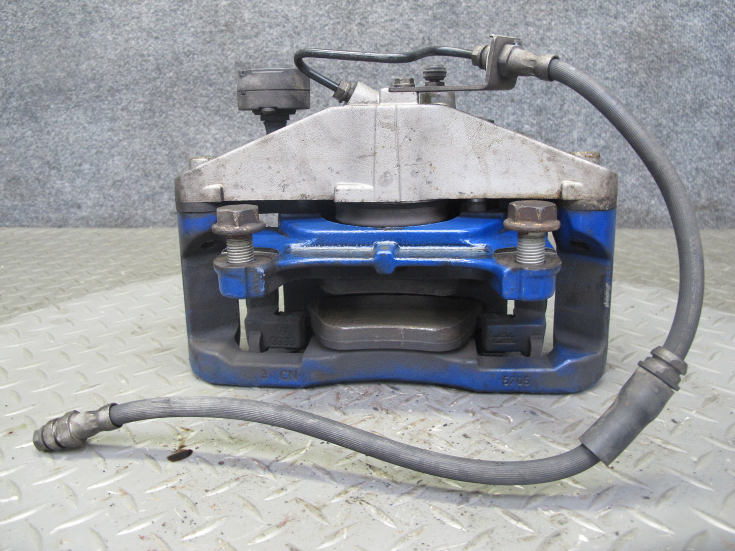 2008 VW Golf MK5 R32 VR6 AWD Set of 2 Front Left & Right Brake Caliper OEM