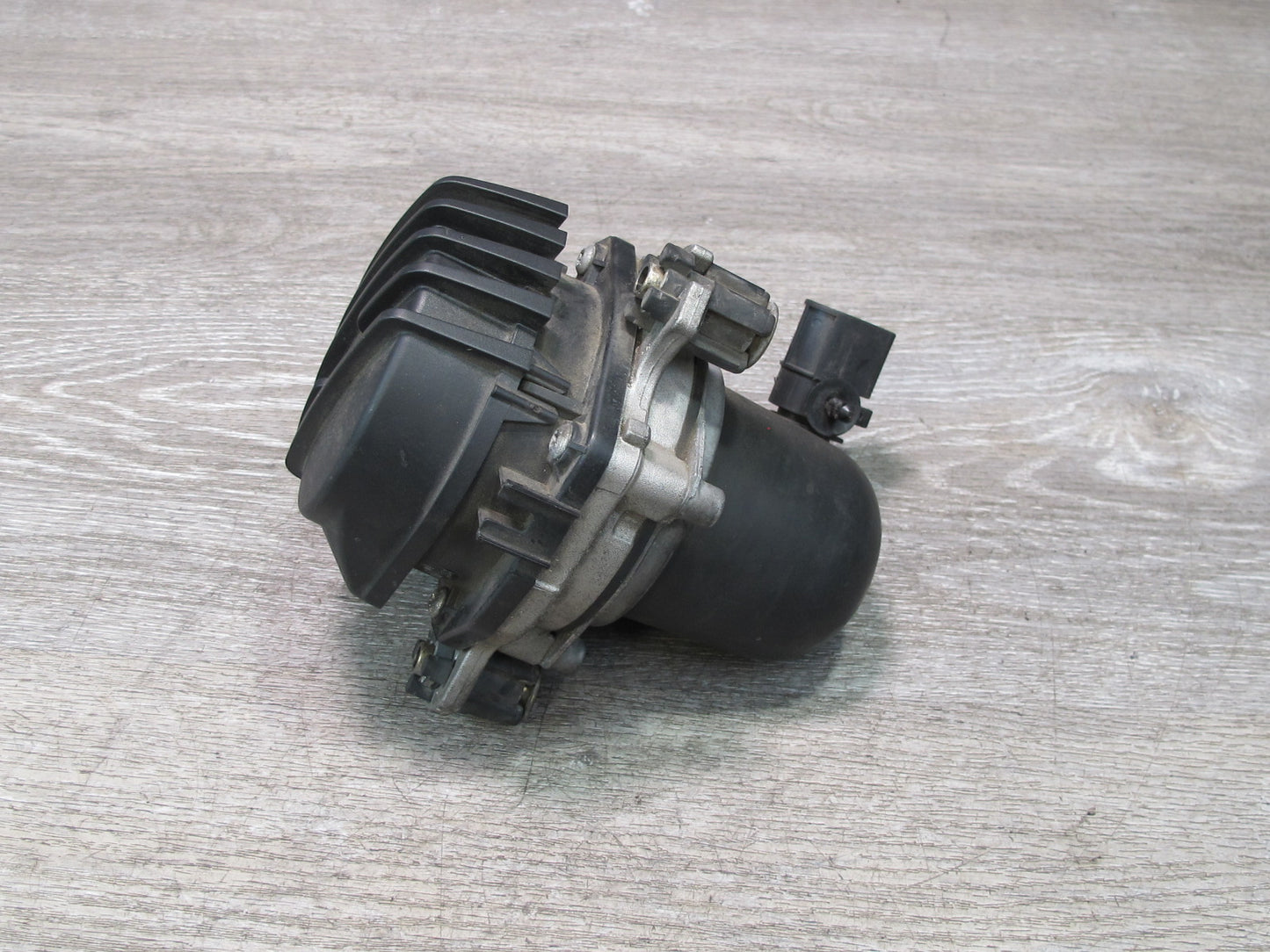 2003-2006 Porsche Cayenne 955 Left Secondary Smog Emission Air Pump 7L5959253C