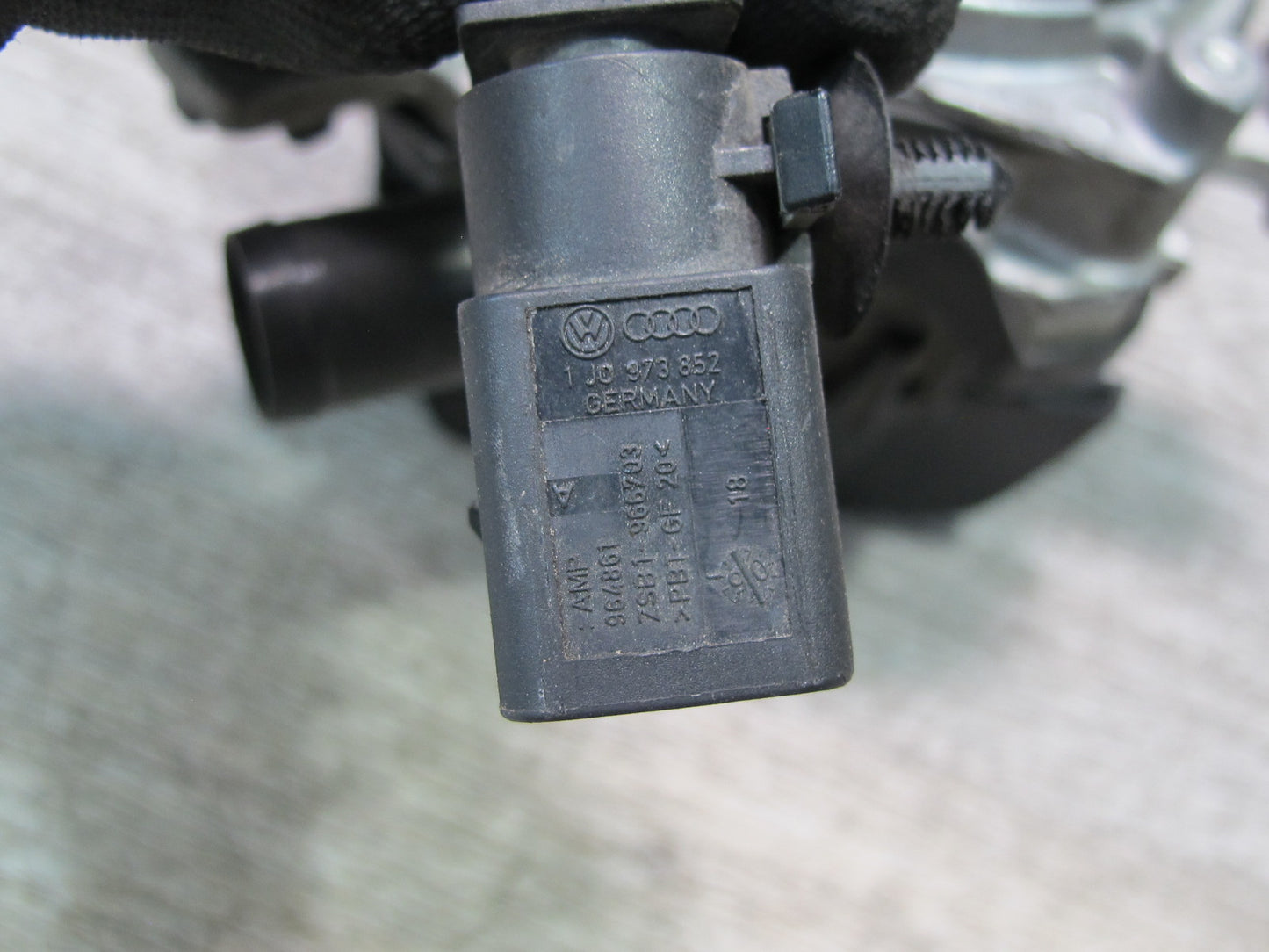2003-2006 Porsche Cayenne 955 Left Secondary Smog Emission Air Pump 7L5959253C