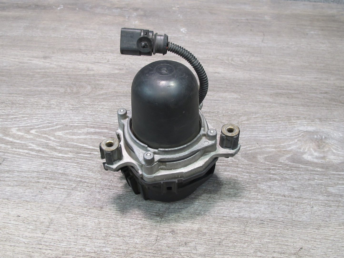 2003-2006 Porsche Cayenne 955 Left Secondary Smog Emission Air Pump 7L5959253C