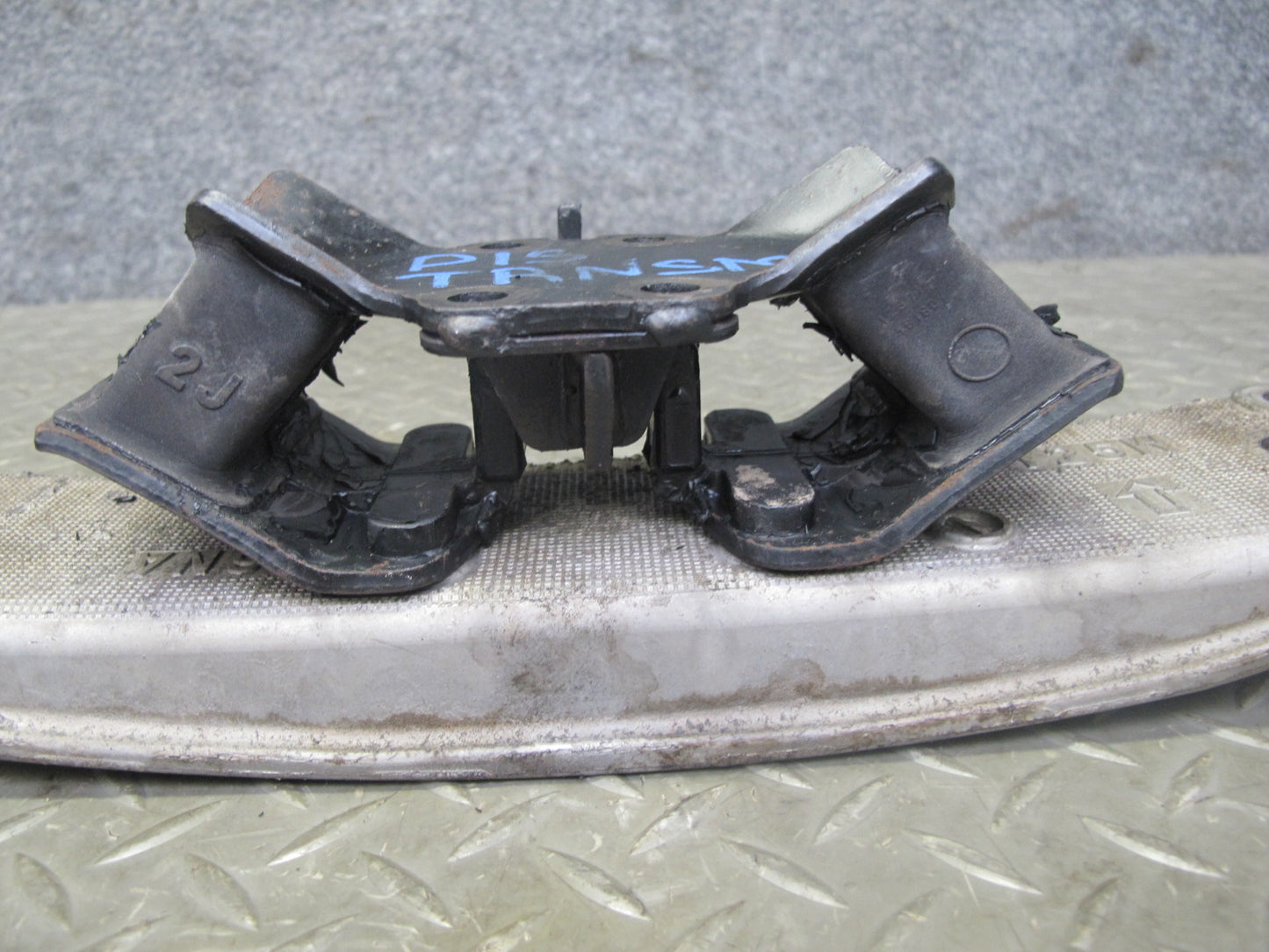 01-05 Lexus JCE10L IS300 A650E A/T Automatic Transmission Mount Bracket OEM