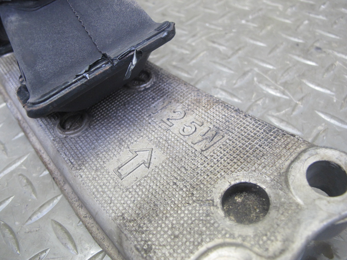 01-05 Lexus JCE10L IS300 A650E A/T Automatic Transmission Mount Bracket OEM