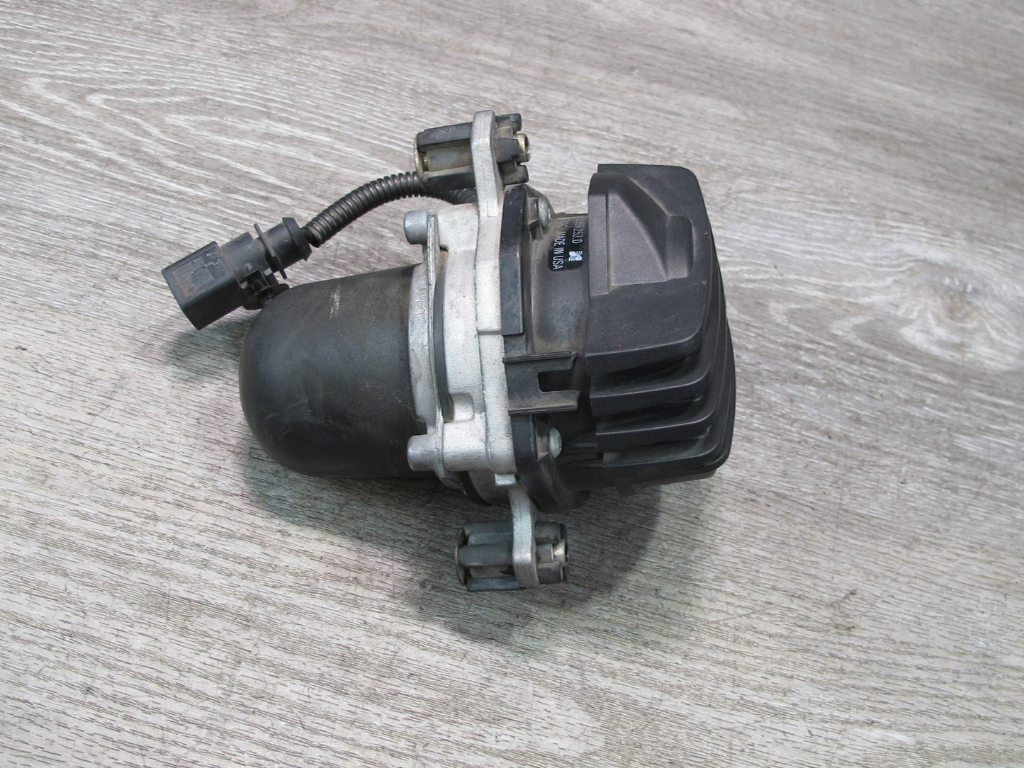 2003-2006 Porsche Cayenne 955 Right Secondary Smog Emission Air Pump 7L5959253D