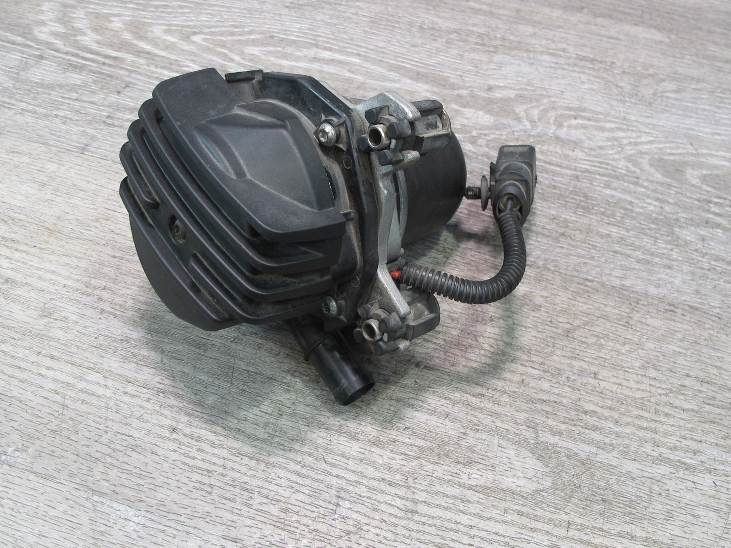 2003-2006 Porsche Cayenne 955 Right Secondary Smog Emission Air Pump 7L5959253D