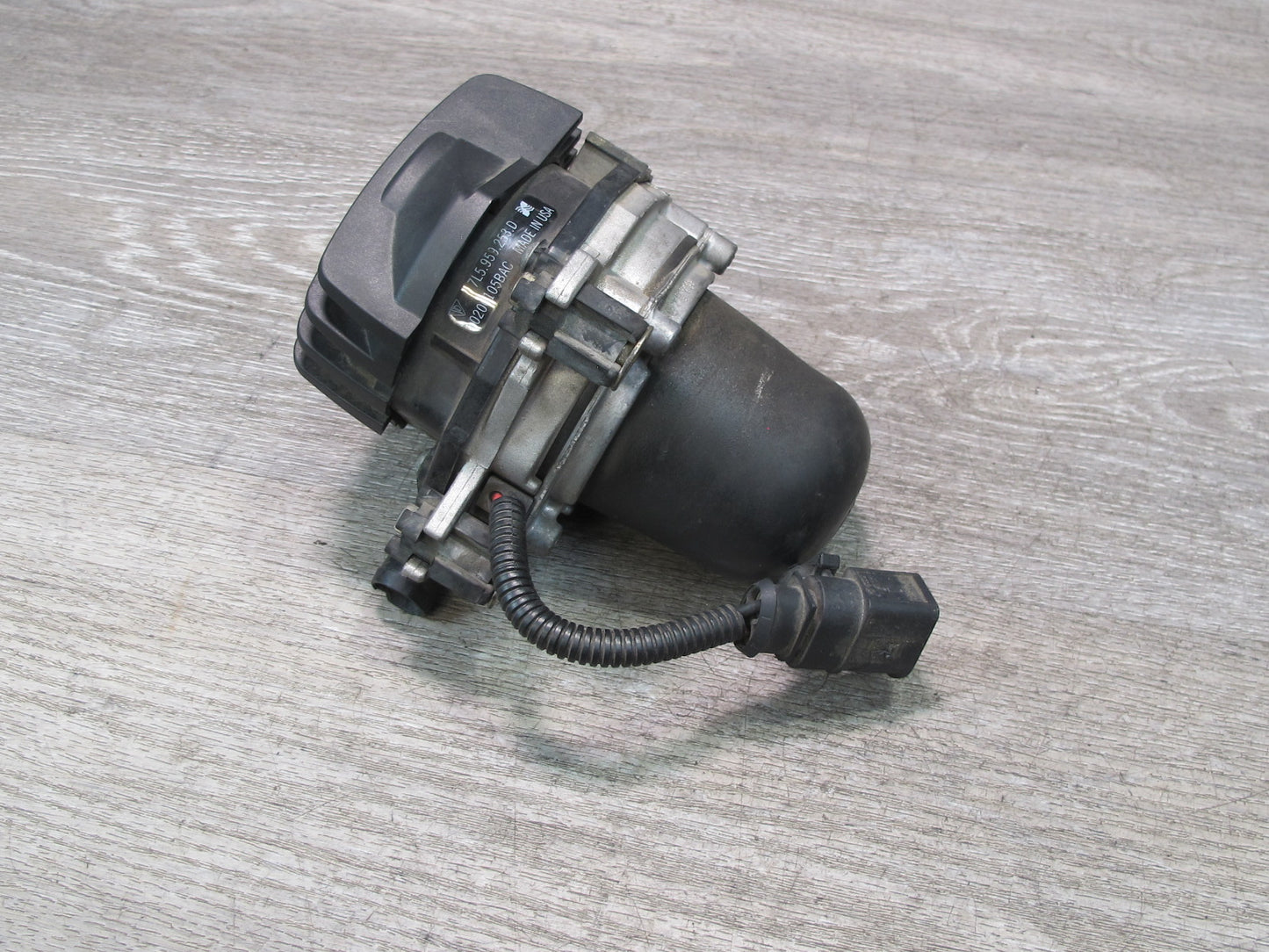 2003-2006 Porsche Cayenne 955 Right Secondary Smog Emission Air Pump 7L5959253D