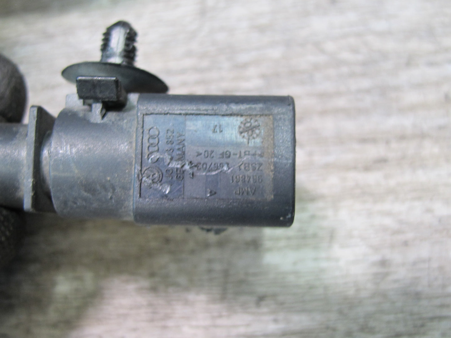 2003-2006 Porsche Cayenne 955 Right Secondary Smog Emission Air Pump 7L5959253D