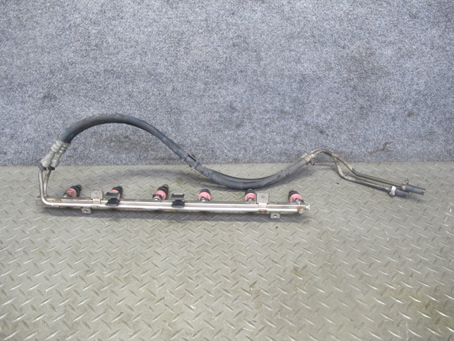 96-99 BMW E36 328i Z3 2.8L M52 Engine Fuel Rail Injector w Hose Assembly OEM