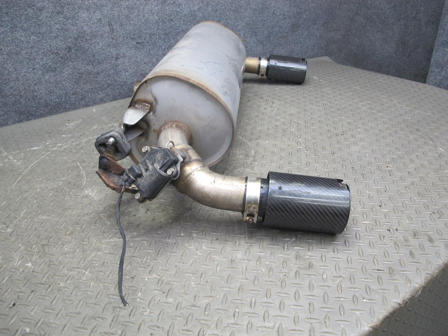 12-15 BMW F30 F32 F33 335i 335xi 435i Rear Exhaust Muffler w Tips 7602290 OEM