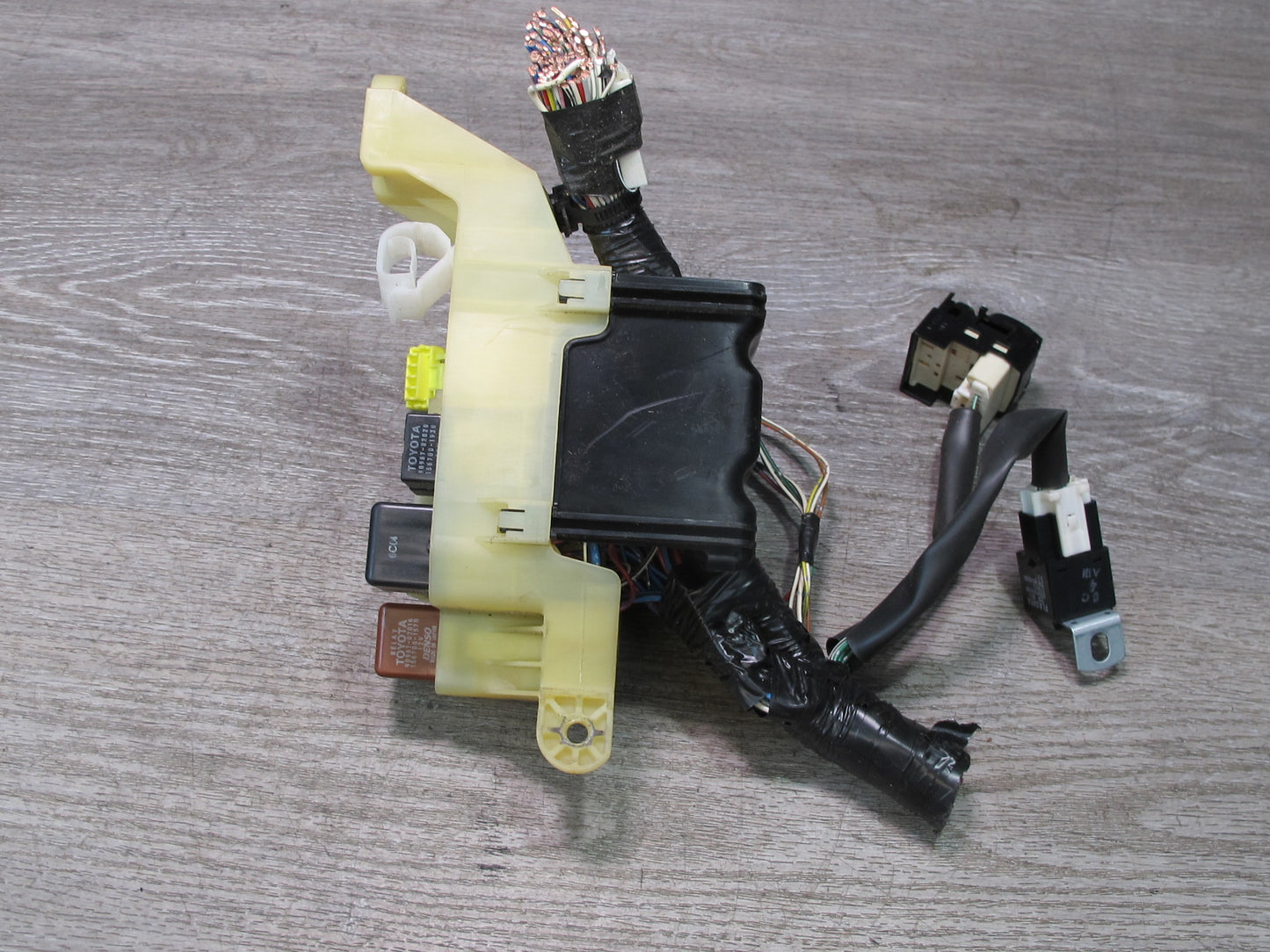 00-05 Toyota MR2 Spyder ZZW30L Interior Dash Fuse Relay Box Module OEM