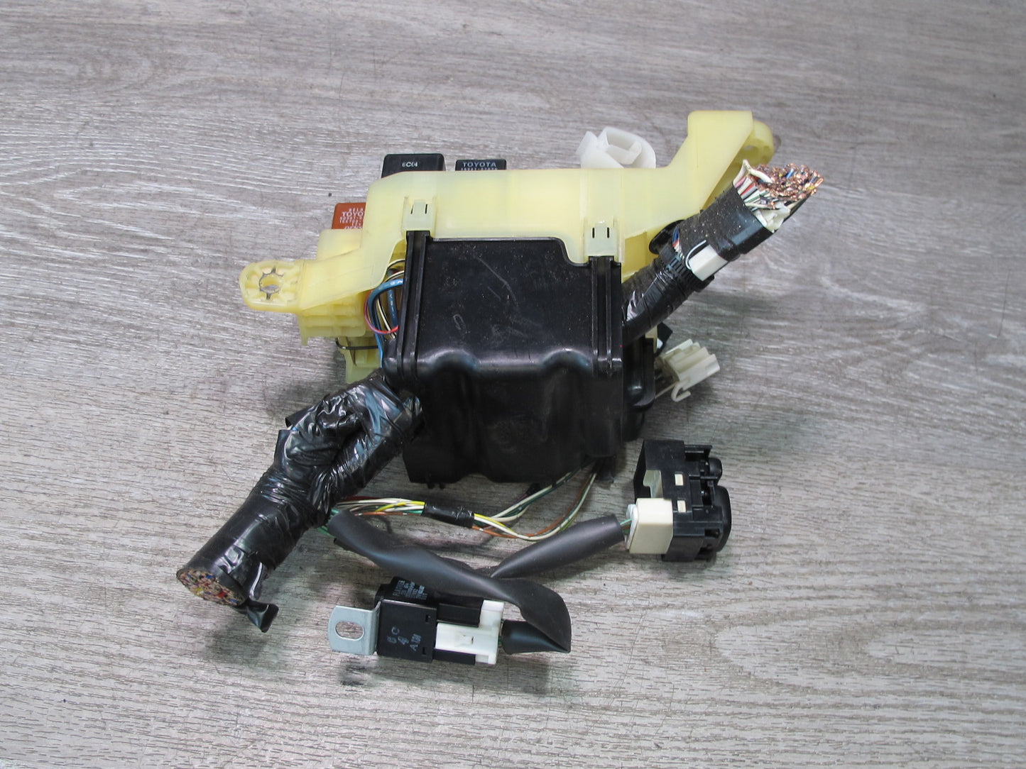 00-05 Toyota MR2 Spyder ZZW30L Interior Dash Fuse Relay Box Module OEM